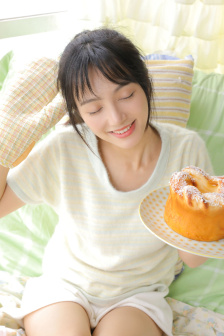 岳故意装睡让我挺进去观看